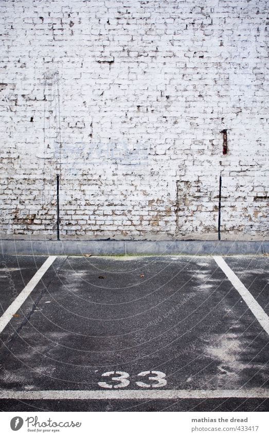 33 Stadt Menschenleer Bauwerk Gebäude Architektur Mauer Wand Verkehr Berufsverkehr Autofahren Zeichen Ziffern & Zahlen Schilder & Markierungen dunkel eckig