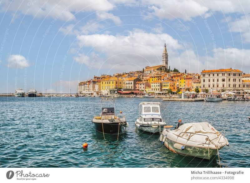 Skyline von Rovinj / Kroatien Istrien Hafenstadt Stadt Haus Kirche Turm Motorboot Tourismus Ferien & Urlaub & Reisen Meer Europa Sightseeing Mittelmeer Fernweh