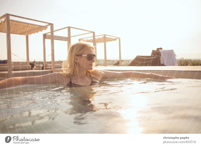 Blonde Frau in Whirlpool Junge Frau Pool Erholung Schwimmen & Baden Spa Lifestyle Sonnenlicht blond Reichtum Stil Wellness Leben Ferien & Urlaub & Reisen