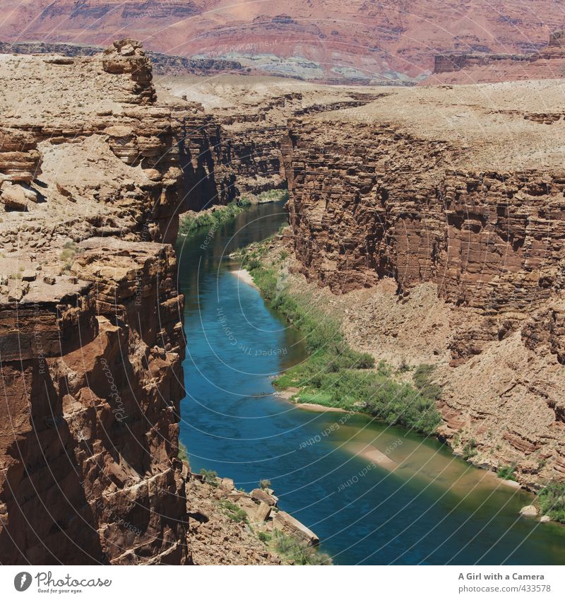 es kommt aus dem NICHTS Umwelt Natur Landschaft Urelemente Erde Sand Wasser Sonne Sommer Schönes Wetter Schlucht trocken blau grün orange rot Fluss Farbenspiel