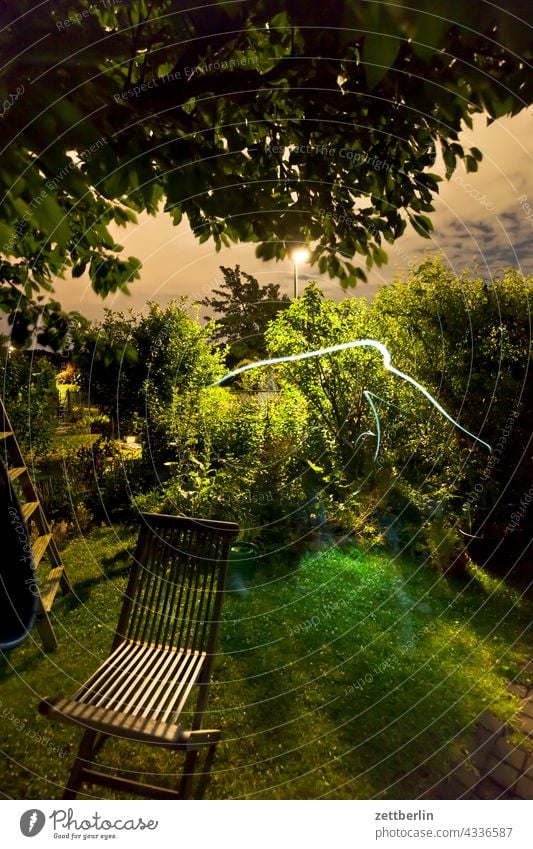 Blinkern nachts im Garten abend ast baum bewegung blinkern bunt dunkel dynamik dämmerung erholung fantasie flimmern garten himmel kleingarten kleingartenkolonie