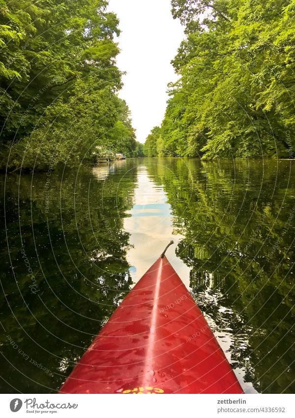 Boot auf dem Kanal boot ferien fluss kajak kanal kanu kayak natur sommer sommerferien urlaub wasseroberfläche wassersport wasserwandern spitze bug tourismus