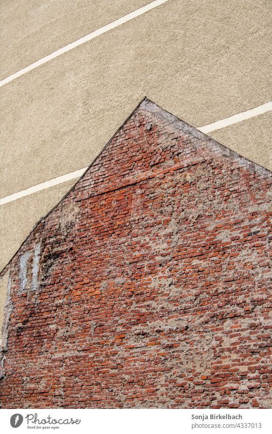 Baulücke, Spurne eines abgerissenen hauses an der Nachbarwand abriss abreissen baulücke ziegelwand giebel form geometrich figur stadt städtisch baufirma