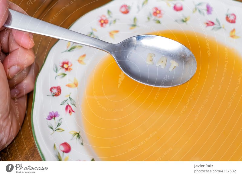 essen Nachricht auf einem Löffel auf einer Schüssel mit Buchstabensuppe auf einem Holztisch Suppe Speise Teller Essen Briefe Lebensmittel Text Spätzle Alphabet