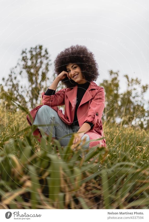 Porträt einer schönen jungen gemischten Afro-Frau im Freien goldene Stunde Kleidung Wetter Person niedlich Natur Menschen Bekleidung stylisch Mode ethnisch Dame