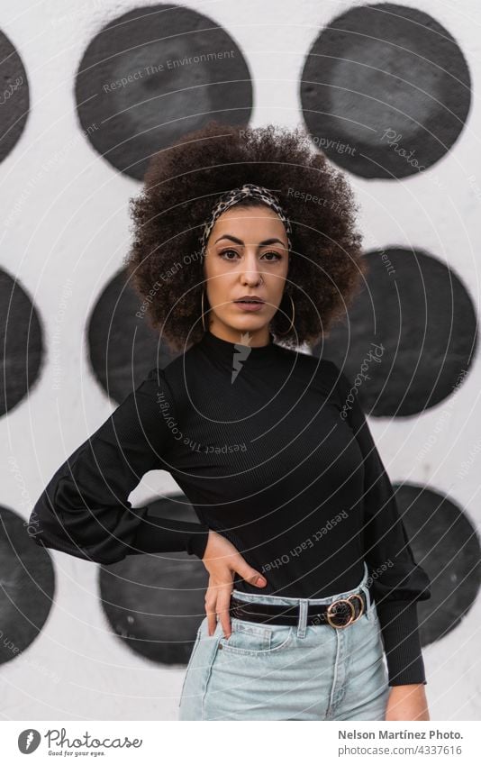 Porträt einer schönen jungen schwarzen Frau lockiges Haar Afro Glück Straße Behaarung ethnisch Afro-Look Dame urban 1 Großstadt heiter Schönheit Mode