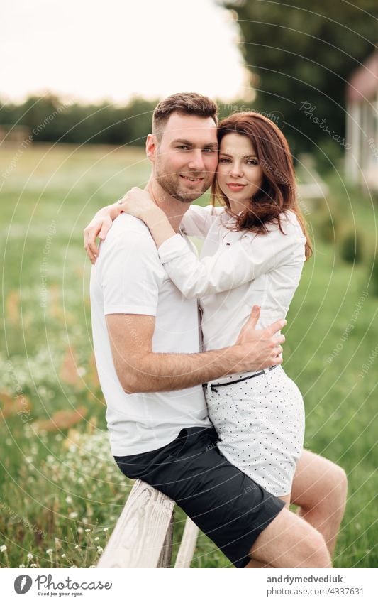 schöne junge Paar umarmt und Spaß haben im Freien im Park an einem warmen Sommer sonnigen Tag Mann Mädchen Erwachsener Frau Menschen Zusammensein Liebe Romantik