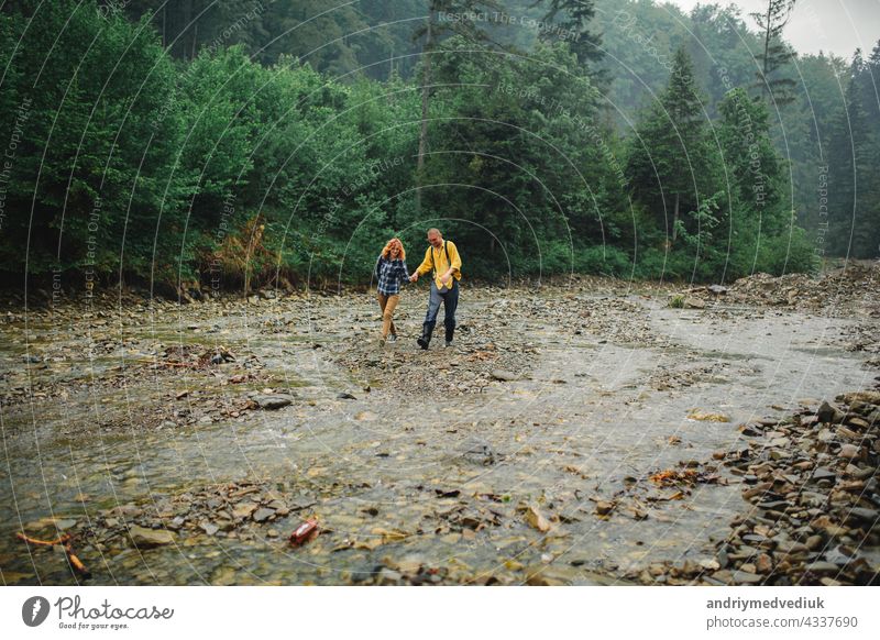 Playful glücklich gut aussehend Paar beim Spaziergang im Wald haben. Abenteuer in der Natur Konzept. Paar in den Bergen Glück aktiv Partnerschaft Wälder Liebe