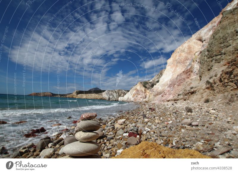 Steinzeit Strand Meer Küste Wasser Steinmännchen Insel Kykladen Griechenland Ägäis Mittelmeer blau Felsen Hügel Himmel Milos