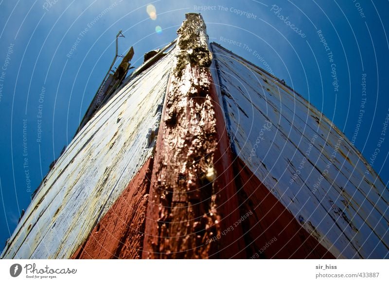 Angefressen Fischerboot alt kaputt blau rot weiß Kiel Schiffsplanken Reflexion & Spiegelung Himmel verfaulen Schiffsbug Holzboot Kahn Fischerkahn Jolle