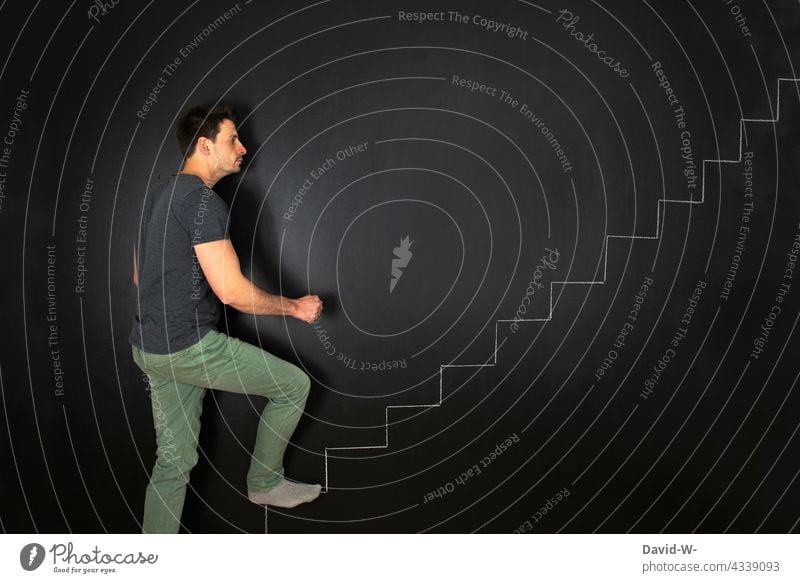 aufsteigen - Erfolgskonzept aufwärts aufwärtstrend Mann Treppe Treppenstufen Karriere Aufstieg Kreide Tafel Kreativität