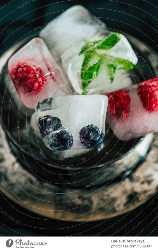 Eiswürfel mit Beeren Vitamine Vegetarier Lebensmittel Würfel durchsichtig kalt Frucht Gesundheit gefroren Erfrischung Sommer süß geschmackvoll saftig