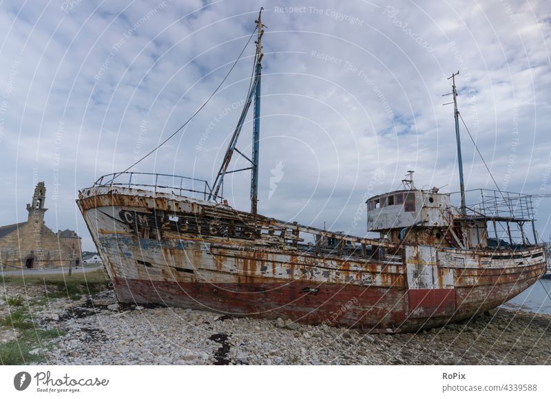 Schiffsfriedhof in camaret sur mer. Schiffsrumpf Segelschiff Segler Farbe Holz Planken Sand Moos Struktur Tiefgang Seefahrt ship Technik Barkasse Hafen Harbour