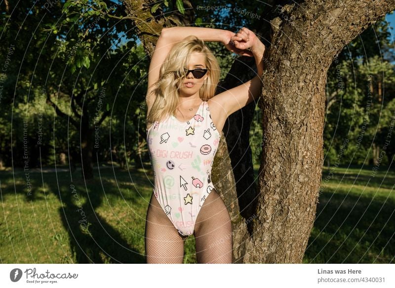 Blonde Mädchen wollen einfach nur Spaß haben. Ihre rosa Badeanzüge tragen. Sie wollen Spaß im Wald haben. Der Sommer ist super heiß und unser wunderschönes Model auch.