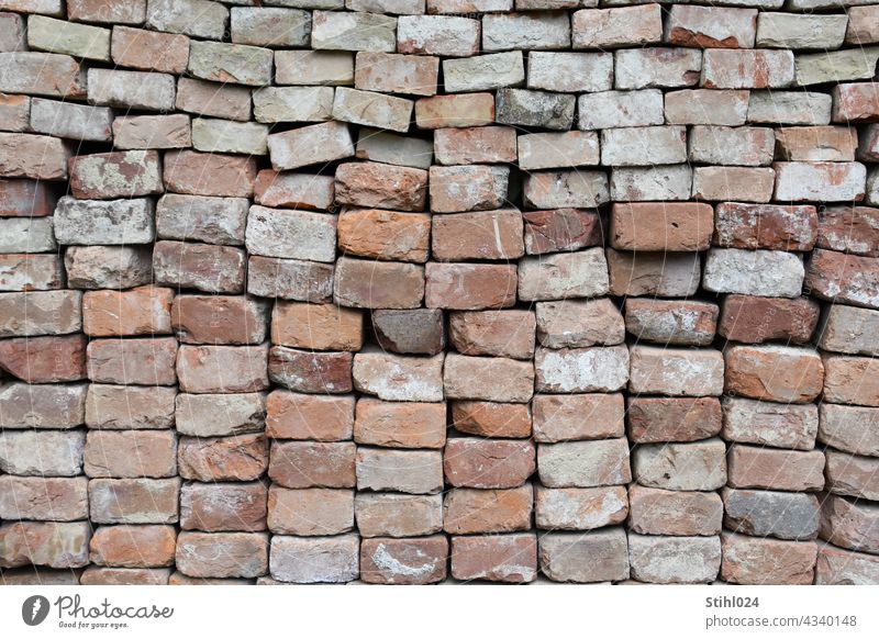 gestapelte alte Ziegelsteine BAckstein stapeln formatfüllend Mauer Strukturen & Formen Muster Menschenleer Außenaufnahme Stein Fassade Backsteinwand Architektur