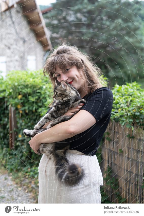 Frau mit Katze im Arm Liebe Tier Haustier Tierporträt Farbfoto 1 Tag Blick Tierliebe Fell niedlich schön Hauskatze Blick in die Kamera kuschlig Mädchen