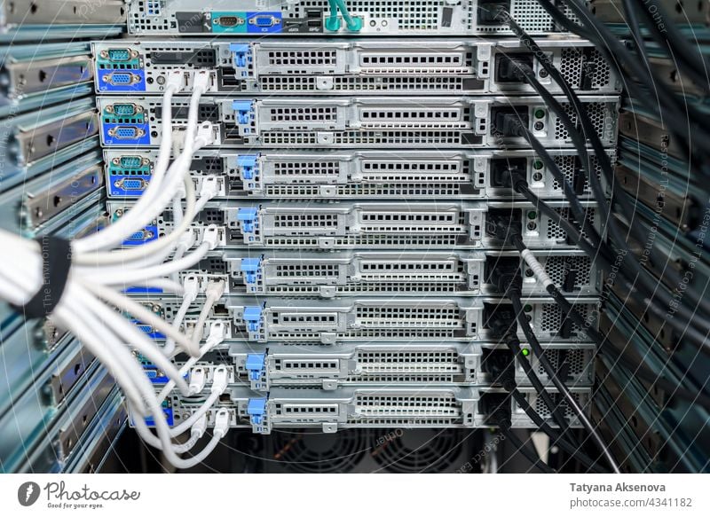 Arbeitsfähige Hardware im Rechenzentrum Infrastruktur Server Datenzentrum Flugzeugwartung Ablage Kabel ersetzt Klinge montiert Sehne Optik rj45