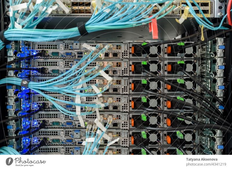 Arbeitsfähige Hardware im Rechenzentrum Infrastruktur Server Datenzentrum Flugzeugwartung Ablage Kabel ersetzt Klinge montiert Sehne Optik rj45