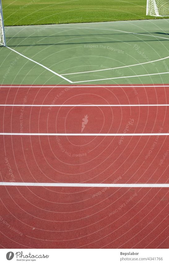 Sportplatz - Leichtathletik Übung Feld Ziele Gras grün Netzwerk Pole Rennbahn Rollfeld Stadion synthetisch Bahn Aktion sportlich konkurrieren Konkurrenz