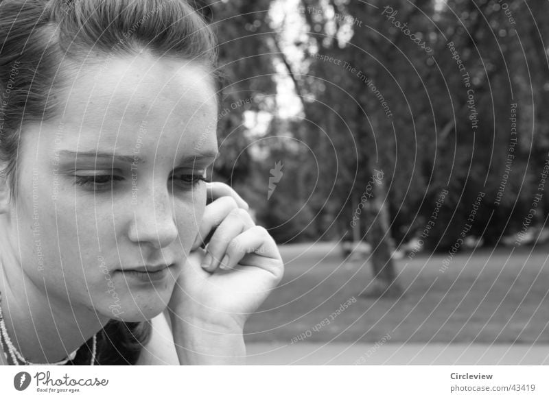 Ständig in Gedanken Frau Hand schwarz weiß Park Porträt Mann Gesicht Blick Schwarzweißfoto