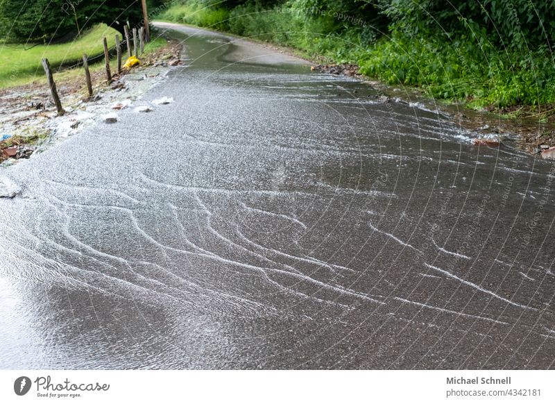 Flutkatastrophe (Juli 2021) im Volmetal (Hagen, NRW): Leicht überschwemmte Straße Klimawandel Katastrophe Zerstörung Desaster Menschenleer Hochwasser