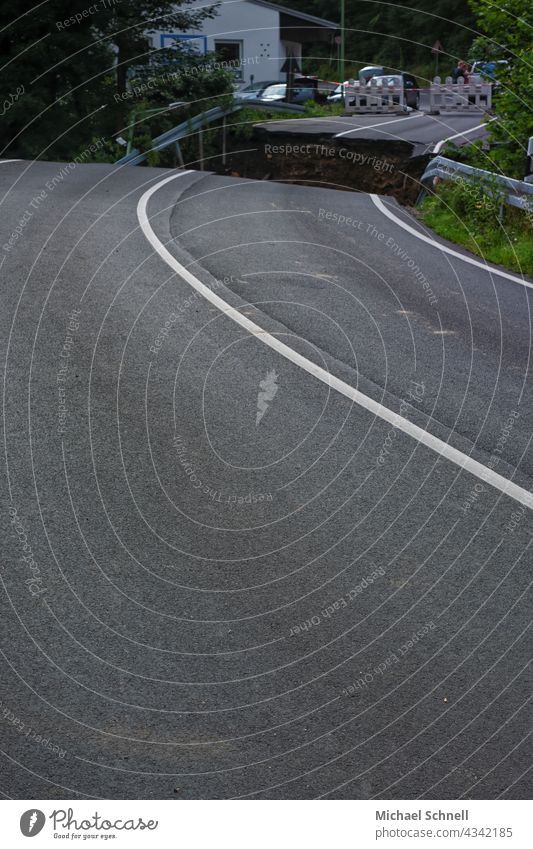 Durch Flutkatastrophe (Juli 2021) zerstörte Straße im Volmetal (Hagen, NRW) Klimawandel Katastrophe Zerstörung Desaster Menschenleer Hochwasser Überflutung