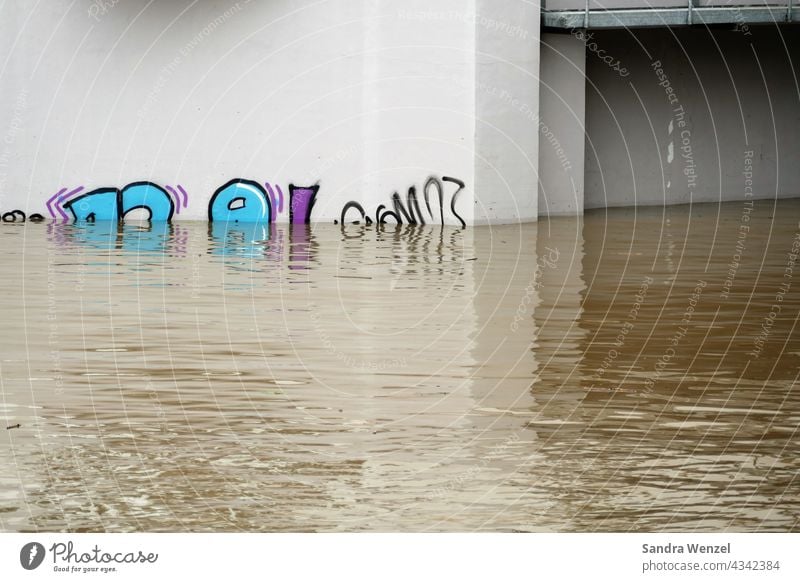 Hochwasser an der Ruhr Überflutung Klimaerwärmung Unwetter Katastrophe Katastrophenfall Hilfe THW Feuerwehr Not Elementarschäden Elementarschaden Naturgewalt