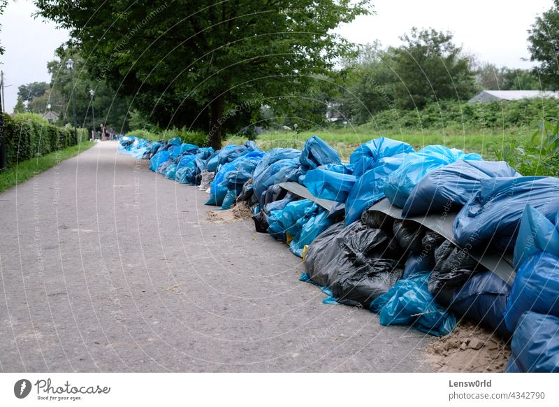 Extremes Wetter - eine Reihe von Sandsäcken in Düsseldorf, Deutschland Tasche Klima Klimawandel Desaster düsseldorf Notfall Umwelt Extremwetter fluten