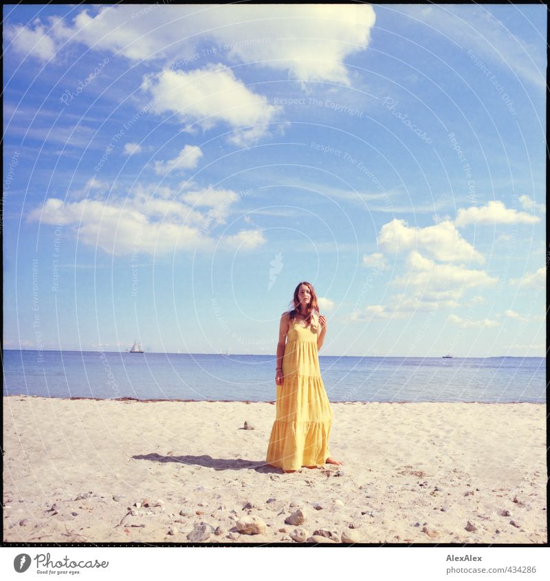 Tag am Meer Ausflug Ferne Freiheit Sommer Junge Frau Jugendliche 18-30 Jahre Erwachsene Landschaft Sand Wasser Strand Kleid Barfuß rothaarig langhaarig