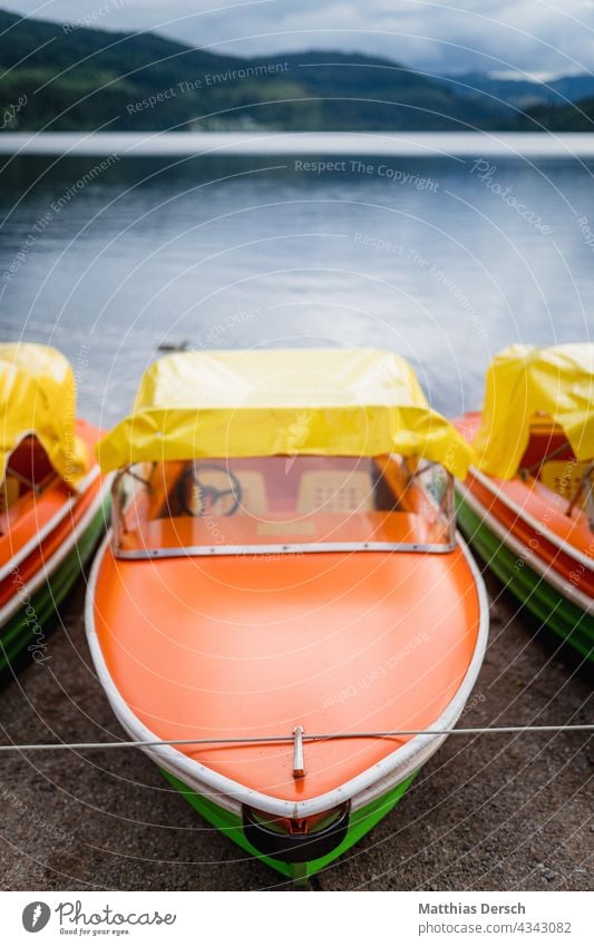 Boote am Titisee Schwarzwald Urlaubsort Urlaubsfoto Urlaubsstimmung Seeufer Tretboot