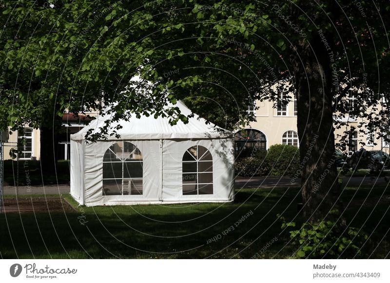 Wasserfestes Partyzelt in Form eines Pavillon in einem grünen Park auf einem Firmengelände in Oerlinghausen bei Bielefeld im Teutoburger Wald in Ostwestfalen-Lippe