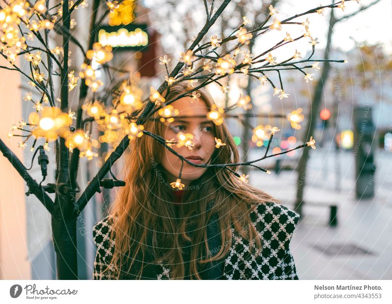 Porträt einer schönen blonden Frau hinter Zweigen Model Bokeh Urlauber Mädchen Schönheit Großstadt Sonnenuntergang jung Portwein Behaarung blondes Haar Straße