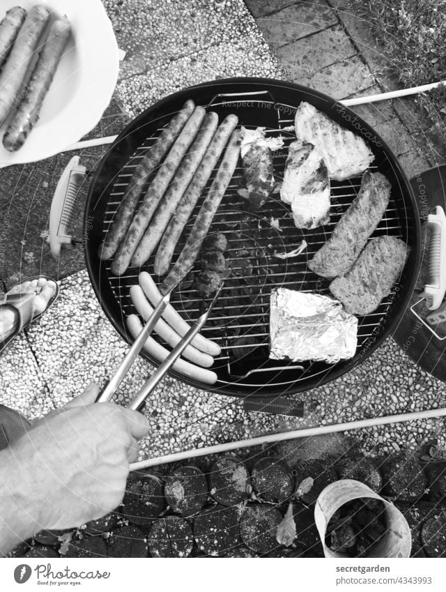 [PARKTOUR HH 2021] Fleisch ist mein Gemüse hat Hand und Fuss. Grillen Schwarzweißfoto Würstchen Freizeit & Hobby Kugelgrill Lebensmittel Bratwurst Wurstwaren