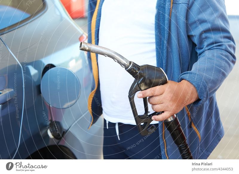 Nahaufnahme von mans Hand Betankung eines Autos an einer Tankstelle Erwachsener Automobil Benzin Biografie PKW Kaukasier kalt Spalte brennbar Kontrolle Kopie