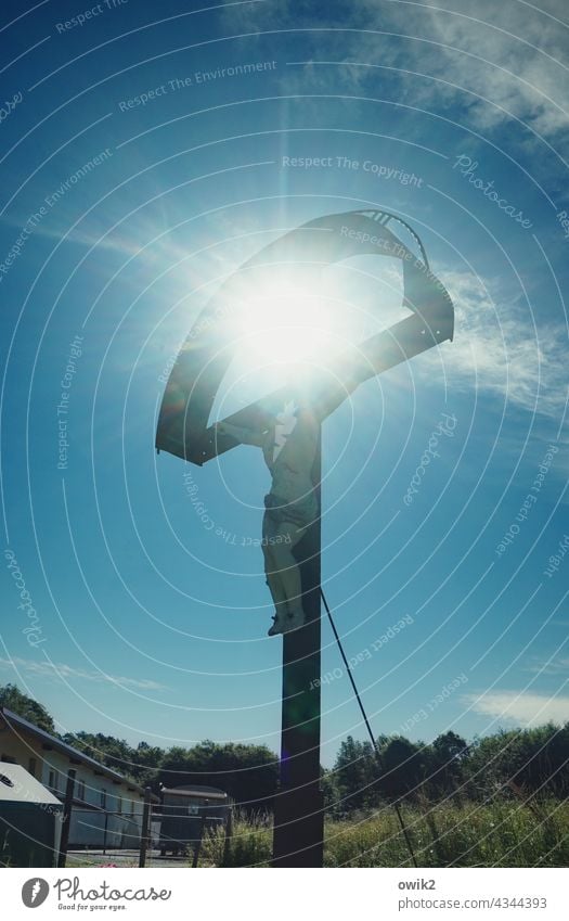 Adoro te devote Wegekreuz Kruzifix Religion & Glaube Katholizismus Jesus Christus Totale Sonnenlicht Außenaufnahme Bayern Himmel Schleierwolken Gegenlicht