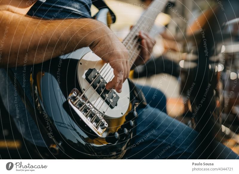 Nahaufnahme Mann spielt Bassgitarre Bassist Streichinstrumente Rockmusik Klang Musiker Konzert Elektrobass Saite Musikinstrument Gitarre Kontrabass Jazz