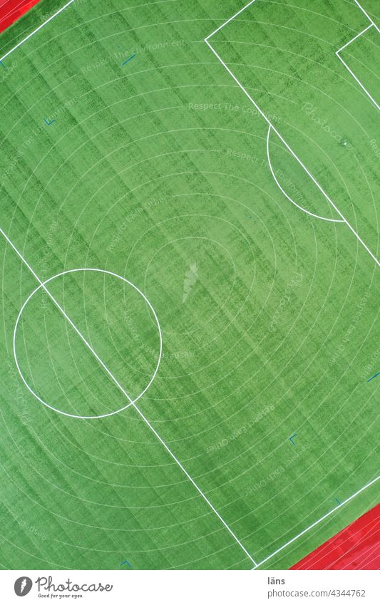 Spielfeld Sportplatz Grün Sport. Farbfoto Fussball Kunstrasen Laufbahn Linien und Formen von oben nach unten Drohnenansicht Elfmeter elfmeterpunkt Mittelkreis