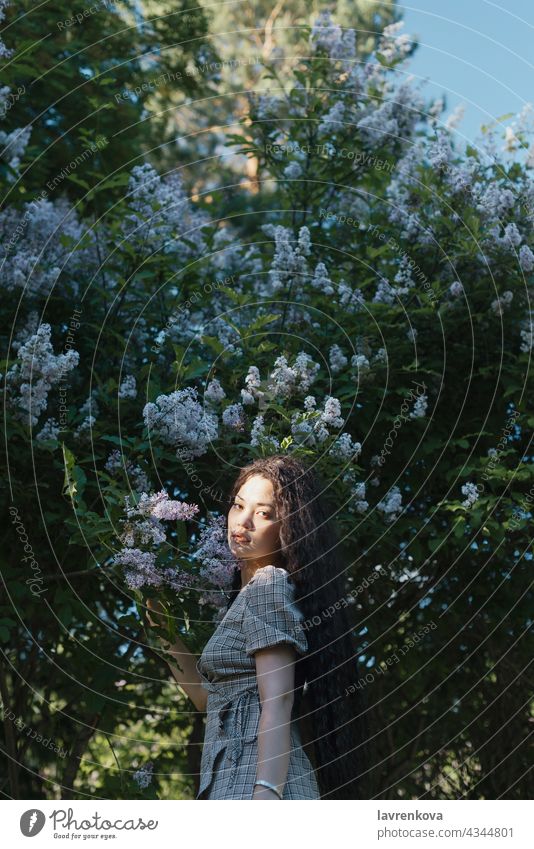 Schöne asiatische Frau stehend vor Blüte Bäume Mädchen Natur schön Frühling Porträt Person jung Park Sommer Blume Sonnenlicht romantisch Blumen Aroma Garten