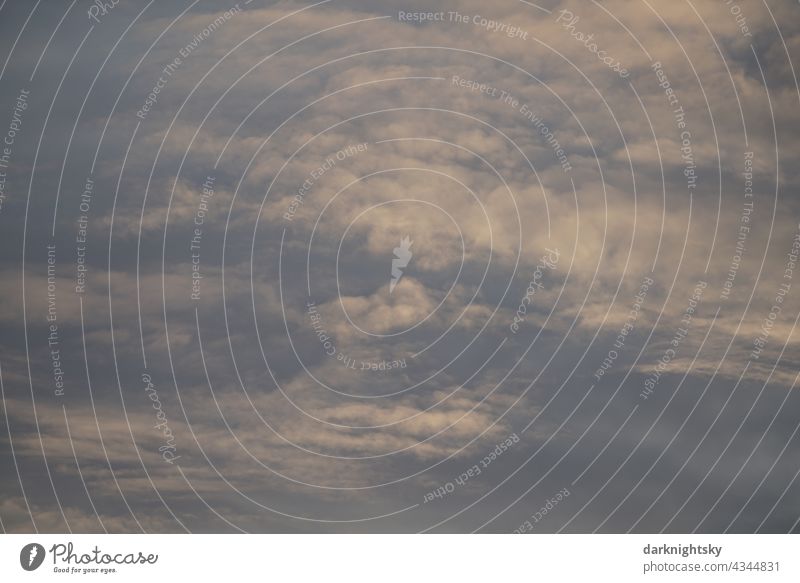 Leicht bis mäßig bedeckter Himmel am Abend und bei Gegenlicht durch die Sonne Wolken Licht Unwetter Gewitter Regenwolken Gewitterwolken schlechtes Wetter Sturm