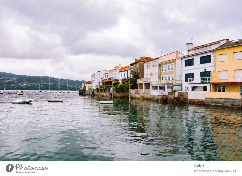 Blick auf die charakteristischen farbigen Häuser MEER Dorf reisen Haus Farbe gelb Wasser Strand Boot Küste Landschaft Sommer Urlaub Tourismus Himmel blau