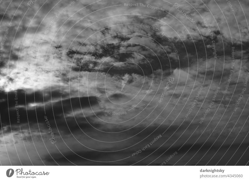 Gewitter mit starken Regenwolken und bedecktem Himmel nach Katastrophe mit Überschwemmung Wolken Licht Abend Unwetter Gewitterwolken schlechtes Wetter Sturm