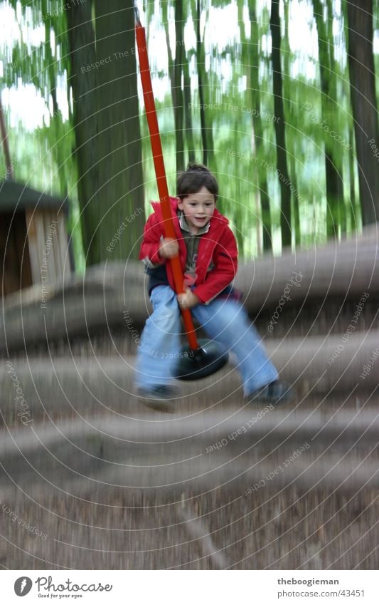 jumpingjoshua Kind maskulin springen Spielen Schaukel Mann Bewegung Waldspielplatz