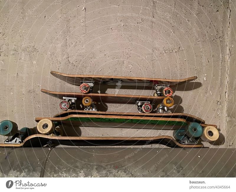 kellergeschichten kapitel zwei. Keller Rohr Rohrleitung Wand Skateboard Menschenleer Leitung Farbfoto Freizeit & Hobby Rolle Rad Brett skaten Abstellplatz