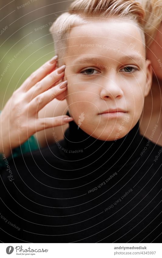 jungen hübschen Jungen mit schönen blonden Frau Königin. Herbst grünen Wald mystisch. Vintage mittelalterliche glänzende Krone. Lange Abend grünes Kleid. magische Phantasie