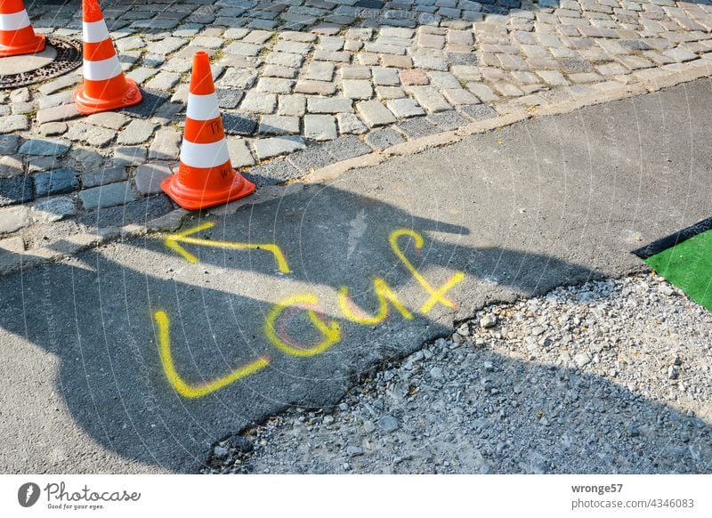 gezeichnet & gemalt | gelber Richtungspfeil für den Laufabschnitt beim Triathlon Thementag Hinweispfeil gelbe Schrift gelbe Markierung Straße Duathlon Laufen