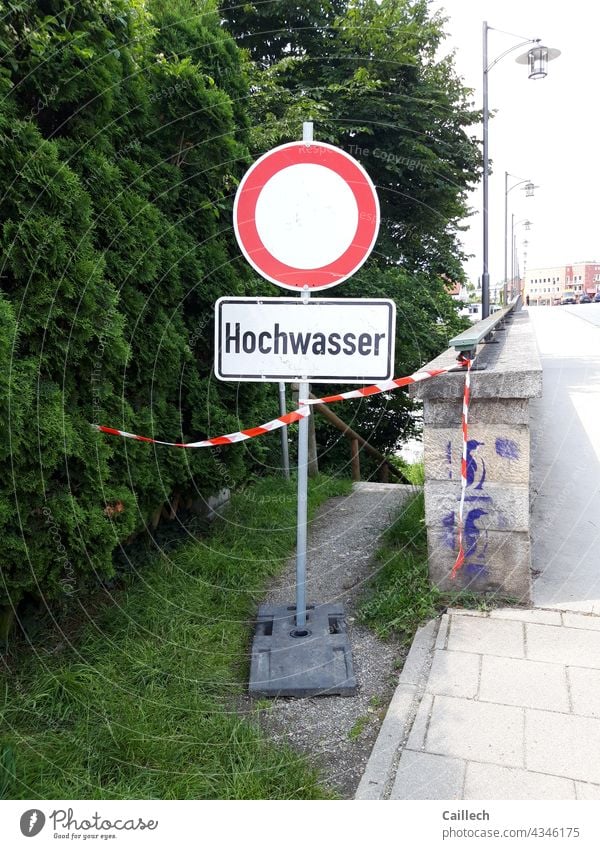 Hochwasser Warnschild hochwasser deutschland Wasser Überschwemmung Klimawandel Fluss Flut Wetter Flussufer Unwetter Außenaufnahme Menschenleer Farbfoto