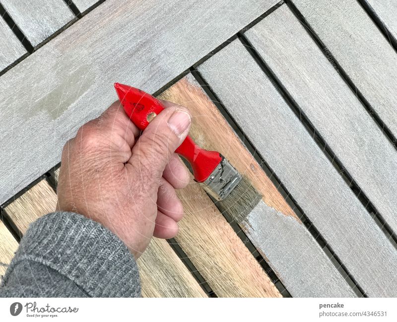 gezeichnet & gemalt | mach ich mit links Hand Pinsel anmalen Farbe grau Lasur Holztisch neu Linkshänder nachhaltig abschleifen Tisch Tischplatte Gartentisch