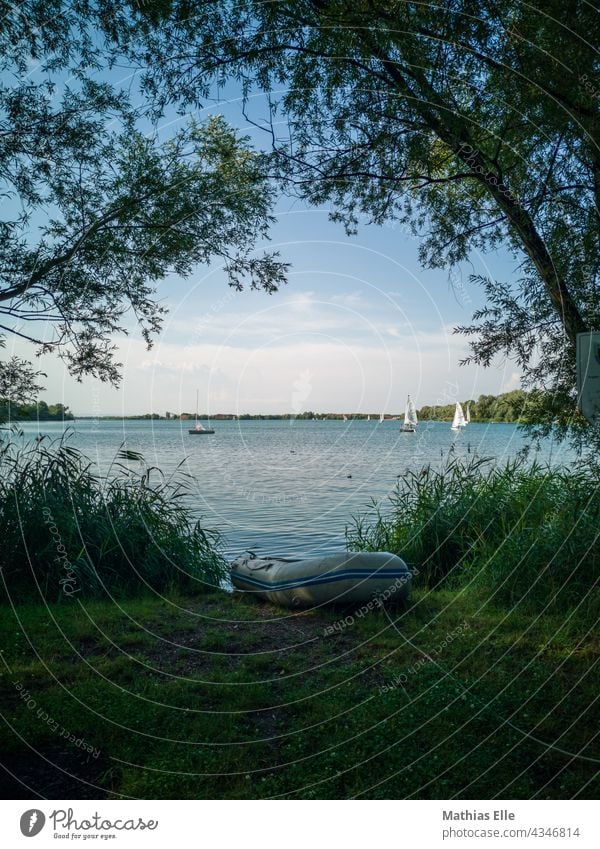 Schlauchboot an einem See Boot Boote Gummiboot Luft Wiese bootfahren bootstour Bootsfahrt Seeufer Wellen Kiesgrube Erfurt Naherholungsgebiet Freiheit freizeit