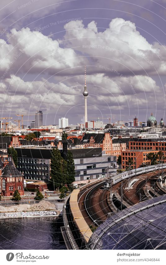 Wolkiger Ausblick auf Berlin vom HBF Berlin II Ferien & Urlaub & Reisen Tourismus Ausflug Schönes Wetter Flussufer Hauptstadt Stadtzentrum Bauwerk Gebäude