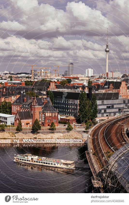 Wolkiger Ausblick auf Berlin vom HBF Berlin Ferien & Urlaub & Reisen Tourismus Ausflug Schönes Wetter Flussufer Hauptstadt Stadtzentrum Bauwerk Gebäude